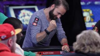 Daniel Negreanu fistbump 2015 WSOP Day 3