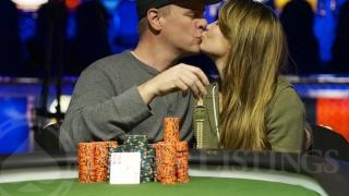 0047 Erick Lindgren Kisses Erica Lindgren