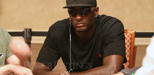 Former NY Knick Earl Barron Plays Poker While Playing Poker