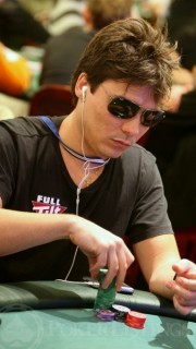 poker tells shaking hand