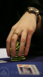 poker tells fingers